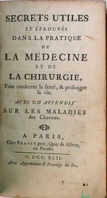 un vieux livre ouvert sur une table