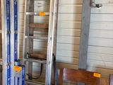 une échelle posée à côté d'une chaise dans une pièce
