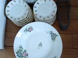 de nombreuses assiettes et bols posés les uns à côté des autres sur le sol