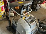 Il y a de nombreux modèles d'aspirateurs différents dans ce garage
