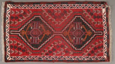 un tapis rouge et noir orné d'un motif en forme de diamant