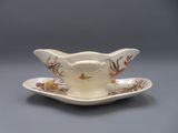 une soucoupe blanche ornée d'un motif floral