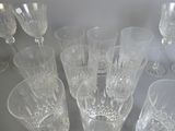 un grand nombre de verres à vin posés sur une table