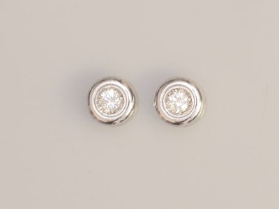 une paire de boucles d'oreilles en diamant sur fond blanc