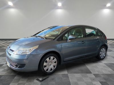 la photo d'une petite voiture bleue dans une pièce