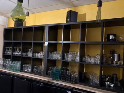 de nombreux verres sur les étagères de la cuisine