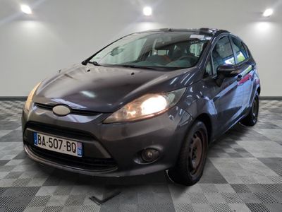 la voiture est garée sur le sol en damier du garage