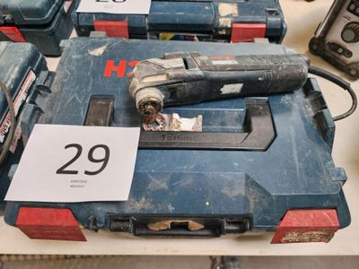 de nombreux outils posés sur une table, accompagnés d'une étiquette de prix