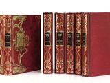 un lot de trois livres rouges ornés de dorures