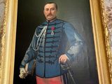 portrait d'un homme en uniforme militaire dans un cadre doré
