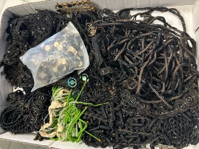 une boîte pleine de vers qui se trouvent dans la terre