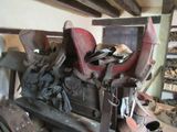 de nombreux types de selles sont exposés dans cette salle