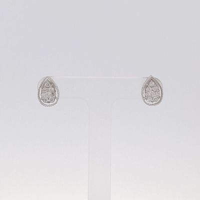 une paire de boucles d'oreilles en argent posées sur un présentoir, sur fond blanc