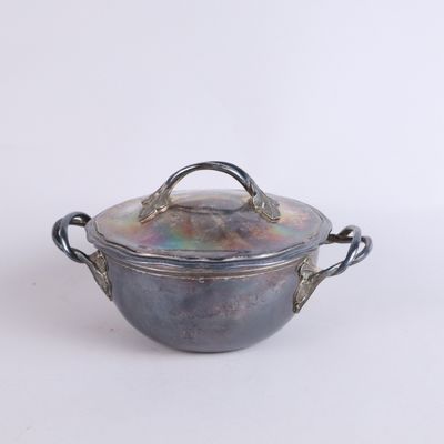 une image représentant une casserole argentée avec des anses, sur fond blanc
