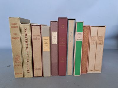 Les livres sont alignés sur une table