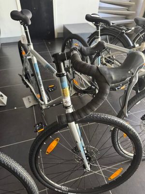 Plusieurs vélos sont alignés les uns à côté des autres dans une pièce
