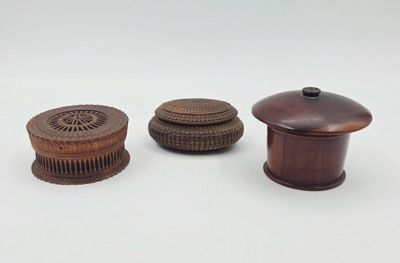 deux petites boîtes en bois et une petite boîte en bois posées sur une surface blanche