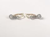 une paire de boucles d'oreilles en or et diamants sur fond blanc