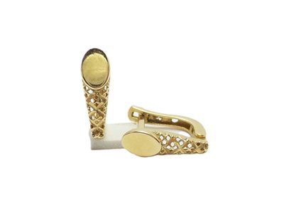 deux paires de boutons de manchette en or sur fond blanc