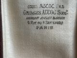 un gros plan d'une chemise blanche portant une étiquette noire