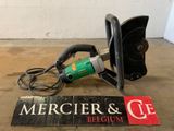 une machine posée par terre à côté d'un panneau