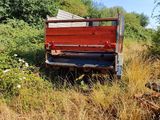 un camion rouge garé au milieu d'un champ