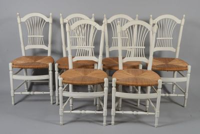 lot de six chaises de salle à manger peintes en blanc avec assise en osier