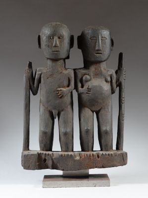 une image représentant une statue de deux personnes tenant un bébé dans leurs bras