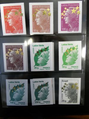 une photo d'une photo d'une collection de timbres