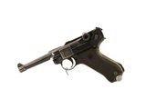un pistolet sur fond blanc, avec une découpe au niveau de la gâchette