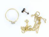 deux paires de bagues en or, une chaîne et une paire de boucles d'oreilles