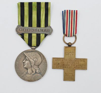 deux médailles et une croix sur un fond blanc