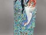 une image représentant une figurine d'un homme tenant un chat