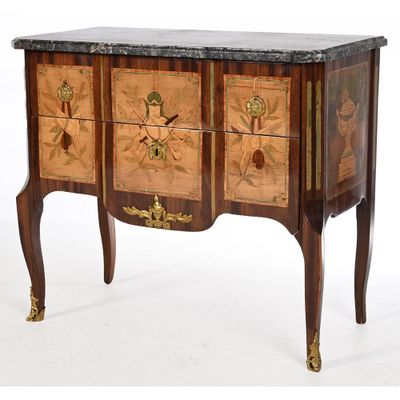 une petite commode avec un plateau en marbre
