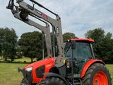 un tracteur qui est garé dans l'herbe