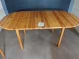 une table en bois sur laquelle est posée une carte, dans une pièce