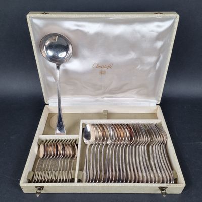 une boîte à couverts contenant une cuillère et une cuillère