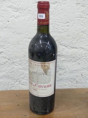 une bouteille de vin rouge posée sur une table en bois