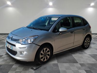 la voiture argentée est garée sur un sol en damier dans le garage