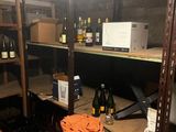 de nombreuses bouteilles de vin sur les étagères de la cave