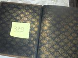 un livre sur lequel est collé un autocollant, posé sur une table