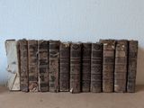 plusieurs vieux livres sont empilés sur une table