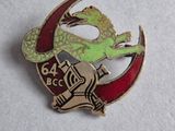 un gros plan d'un insigne orné d'un dragon