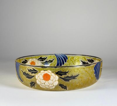 une image représentant un bol orné d'un motif floral