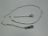 collier plaqué argent avec une longue chaîne et un fermoir