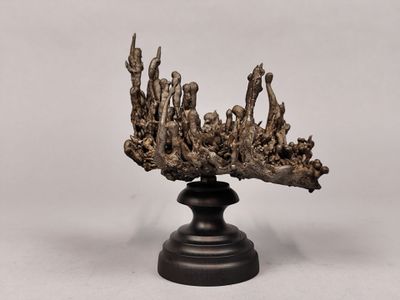 une image représentant une sculpture en bronze représentant une couronne posée sur un socle
