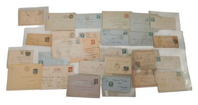 De nombreuses lettres et enveloppes anciennes sont disposées sur une surface blanche