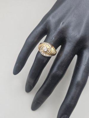 une image représentant la main d'une femme portant une bague
