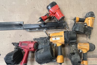 Cinq cloueurs pneumatiques BOSTITCH (3), SENCO (1) et WURTH (1).