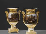 deux vases décorés d'une peinture, posés sur une table